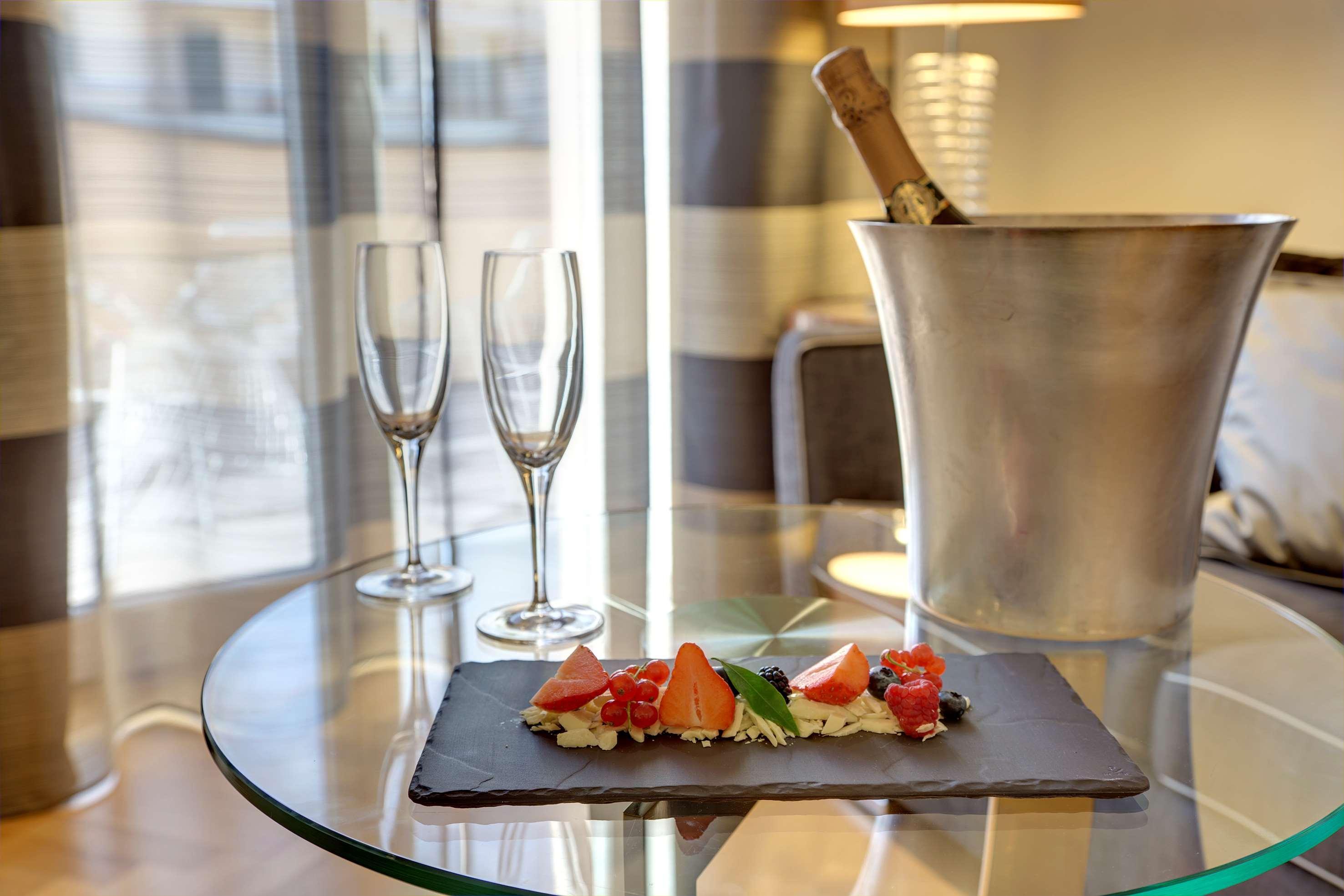 Melia Genova Hotel Luaran gambar Champagne and strawberries