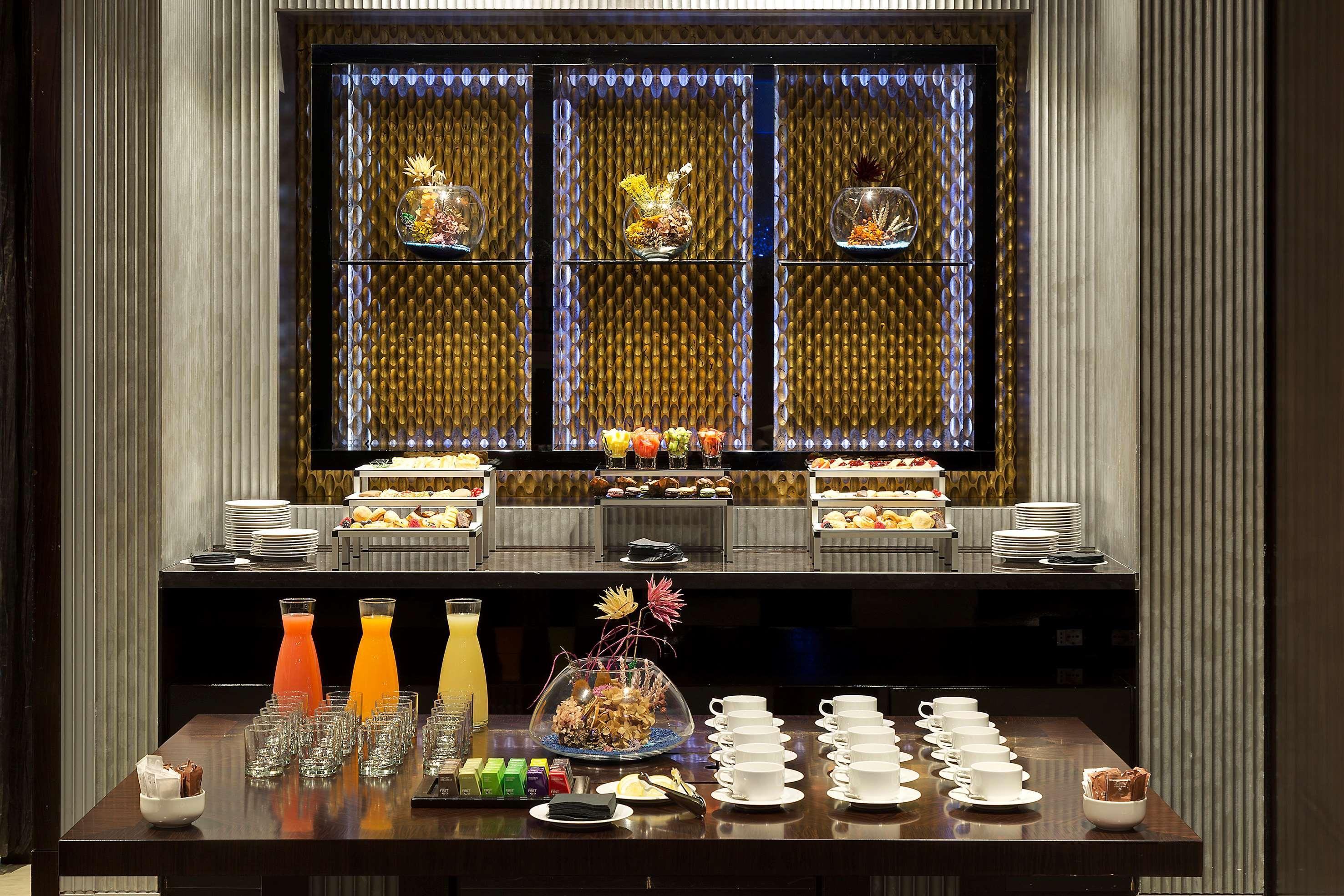 Melia Genova Hotel Luaran gambar A buffet at a hotel